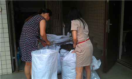 广州现代医院开展为困难群众捐赠衣服活动