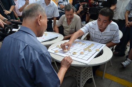 广州棋迷自创象棋残局 对弈专业棋手献爱心--- 新华网