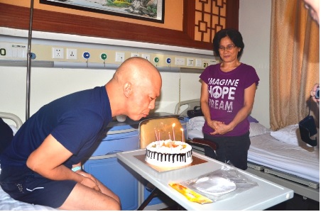 病房中的欢声笑语——广州现代医院为菲律宾鼻咽癌患者马纳林庆生
