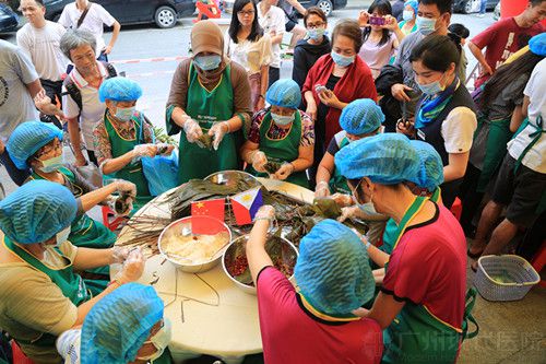 广州现代医院举行国际友人包粽子比赛