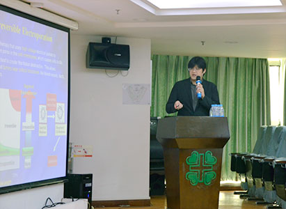 黄教授为广州现代医院医学肿瘤中心员工进行纳米刀技术培训
